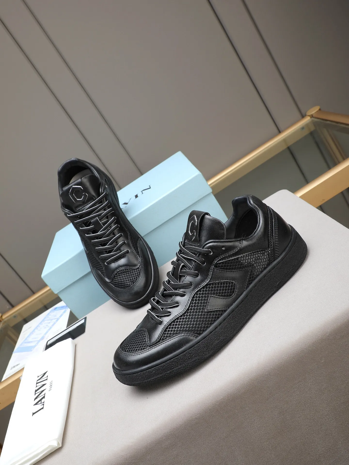 Men's shoes 💰640 [LANVIN] The latest fashionable item! High quality CLAY series‼ ️ The latest trendy products of the season 🌈Many bloggers have planted grass and purchased the original open-mold customization. The upper and outsole are sewn with mark threads without edge sealing. Multiple material splicing combination design. Very versatile for fashionable and casual wear. Comfortable on the feet. Self-recommended. Upper cowhide + cow suede + breathable mesh lining. Foot-padding cowhide. Exclusive original open-mold clear logo rubber outsole ⚠️38-44 (customized for 45)